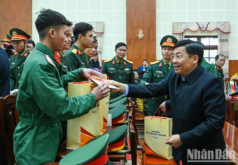 El secretario del Comité del Partido Comunista de Vietnam en Bac Giang, Duong Van Thai, otorga regalos a los soldados de la Tercera División. El secretario del Comité del Partido Comunista de Vietnam en Bac Giang, Duong Van Thai, otorga regalos a los soldados de la Tercera División.