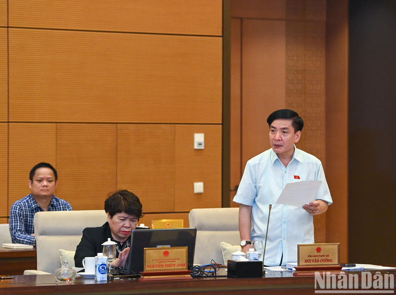 El secretario general y jefe de la Oficina de la Asamblea Nacional, Bui Van Cuong, interviene. El secretario general y jefe de la Oficina de la Asamblea Nacional, Bui Van Cuong, interviene.