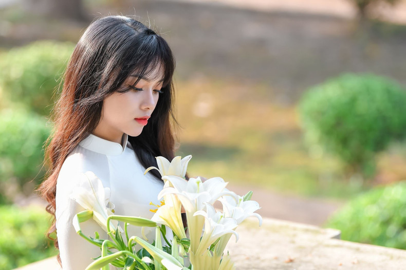 Muchos jóvenes no pierden oportunidad de guardar momentos poéticos de la capital durante la temporada de lirios.