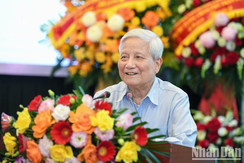 Ha Dang, ex redactor jefe del periódico Nhan Dan interviene en la ceremonia. Ha Dang, ex redactor jefe del periódico Nhan Dan interviene en la ceremonia.