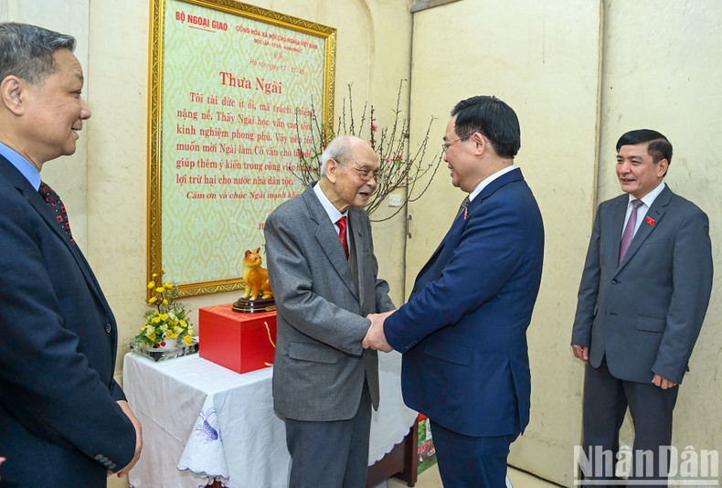 Dinh Hue con el profesor y médico Bui Nghia, hijo del ex jefe del Comité Permanente de la Asamblea Nacional, Bui Bang Doan. Dinh Hue con el profesor y médico Bui Nghia, hijo del ex jefe del Comité Permanente de la Asamblea Nacional, Bui Bang Doan.