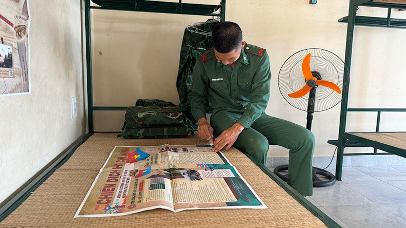 En la sala de descanso, el soldado Duong Nhut Hao está preparando el pegamento.