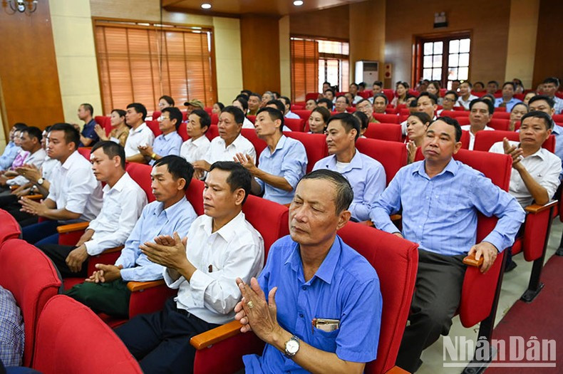 Votantes en el distrito de Vinh Bao en la cita. Votantes en el distrito de Vinh Bao en la cita.