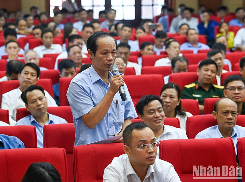 El votante Pham Duc Thao habla en la reunión. El votante Pham Duc Thao habla en la reunión.