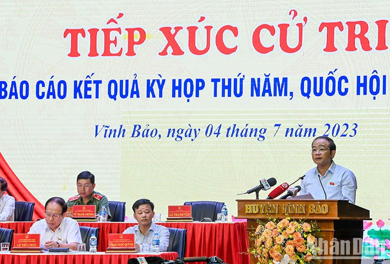El jefe adjunto de la delegación de la Asamblea Nacional de la ciudad de Hai Phong, La Thanh Tan, presenta un informe. El jefe adjunto de la delegación de la Asamblea Nacional de la ciudad de Hai Phong, La Thanh Tan, presenta un informe.