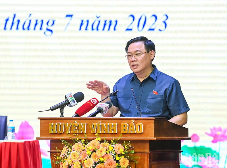 Dinh Hue habla en la cita. Dinh Hue habla en la cita.