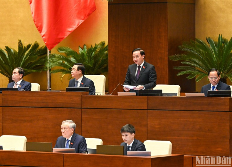 El vicepresidente del Parlamento Nguyen Khac Dinh dirige la sesión.