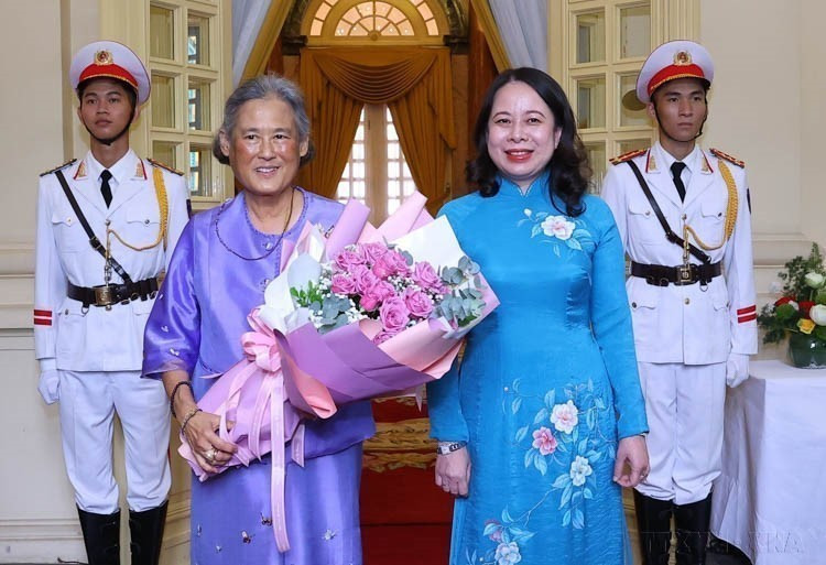 La vicepresidenta de Vietnam, Vo Thi Anh Xuan, (derecha) recibe a la princesa de Tailandia Maha Chakri Sirindhorn durante su visita a Vietnam (14 de agosto de 2024).