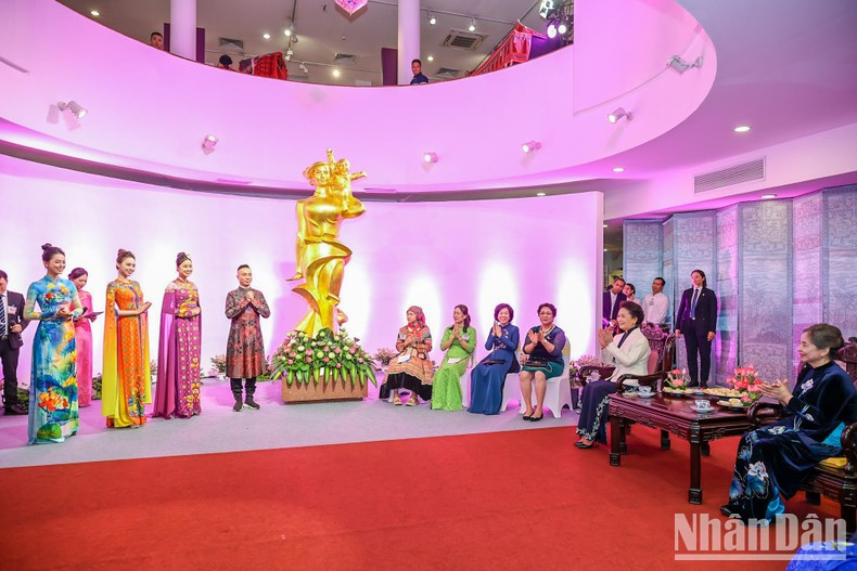 Asisten a un desfile de Ao dai tradicional de Vietnam.