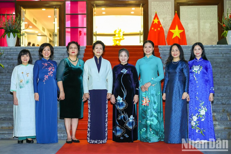 Ambas posan para las fotos con las delegadas en el Museo de la Mujer de Vietnam.