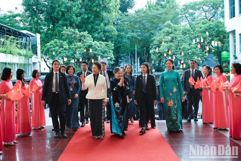 Ngo Thi Man y Peng Liyuan visitan el museo.