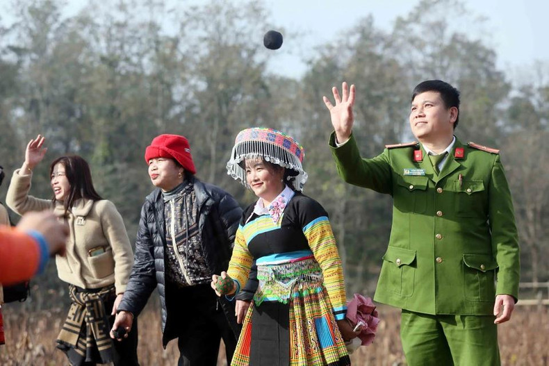 Participantes en el juego de tirar bolas de tela Pao durante el tradicional Año Nuevo del grupo étnico Mong en la comuna de Hua Nhan, distrito de Bac Yen.