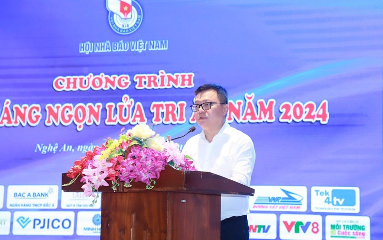 Quoc Minh expresa sus sentimientos en el acto.