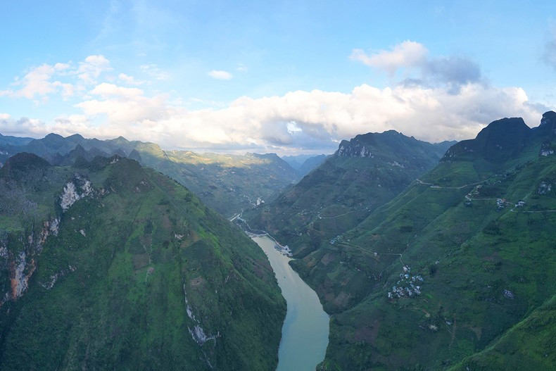 El río Nho Que es como una franja de seda verde vista desde lo alto del paso Ma Pi Leng. El río Nho Que es como una franja de seda verde vista desde lo alto del paso Ma Pi Leng.