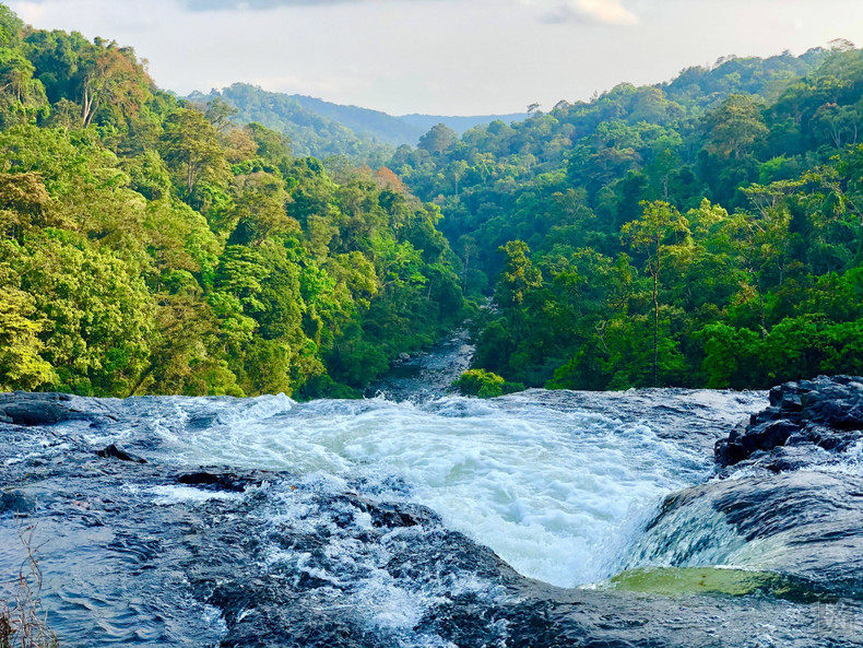 Los visitantes a la cascada Hang En no pierden oportunidad de sacar unas fotos, tomar un baño en las frescas aguas y acampar.
