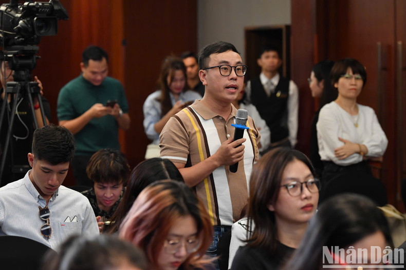 La noche musical atrae especial atención por parte de la prensa. La noche musical atrae especial atención por parte de la prensa.