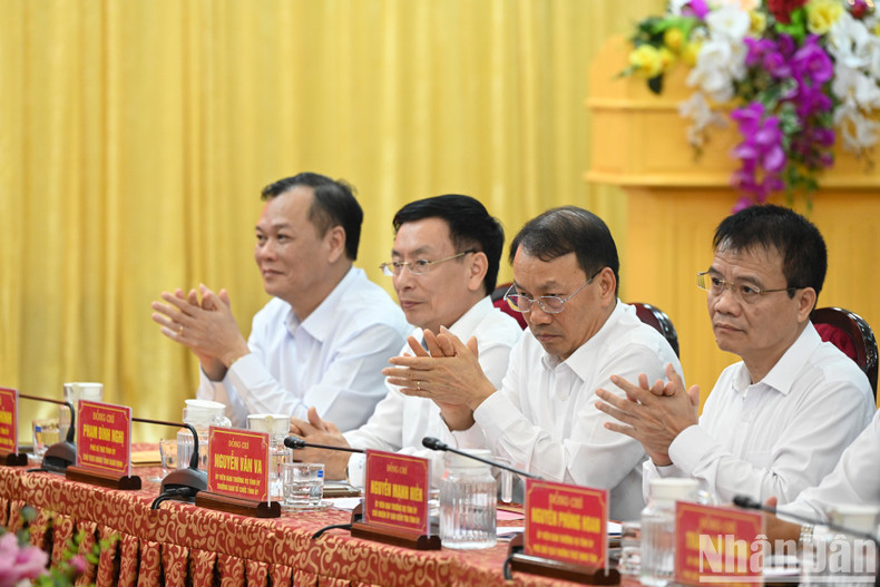 Miembros del Buró Ejecutivo del Comité del Partido en Nam Dinh. Miembros del Buró Ejecutivo del Comité del Partido en Nam Dinh.