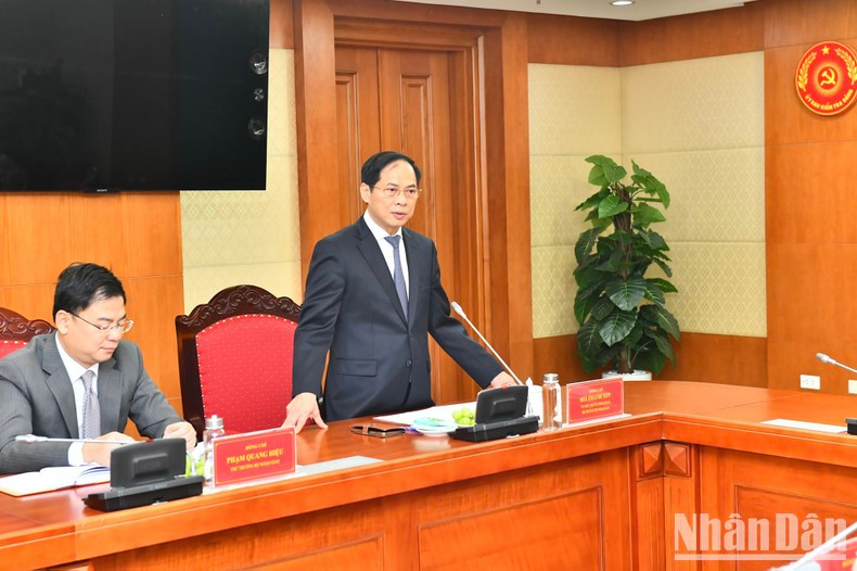 Bui Thanh Son, ministro de Relaciones Exteriores, habla en la en encuentro.