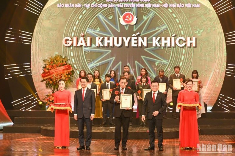 El presidente-editor del periódico Nhan Dan, Le Quoc Minh, y el ministro de Información y Comunicación, Nguyen Manh Hung, entregan los Premios de Consolación a los autores. El presidente-editor del periódico Nhan Dan, Le Quoc Minh, y el ministro de Información y Comunicación, Nguyen Manh Hung, entregan los Premios de Consolación a los autores.