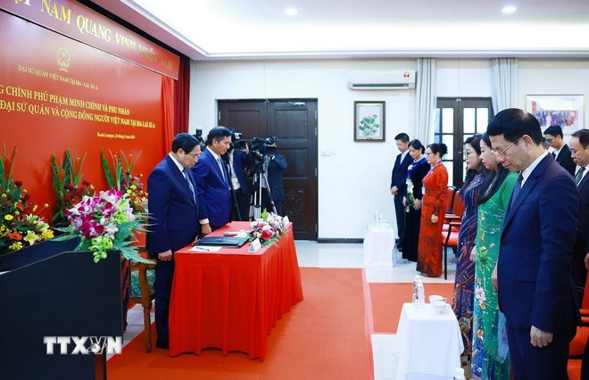 Los delegados guardan un minuto de silencio en memoria del expresidente Tran Duc Luong.