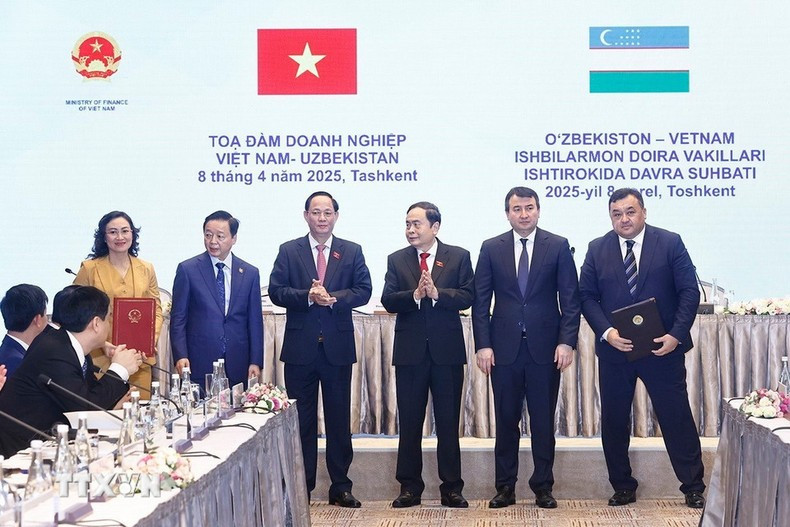 Thanh Man presencia la firma de acuerdos de cooperación bilateral.