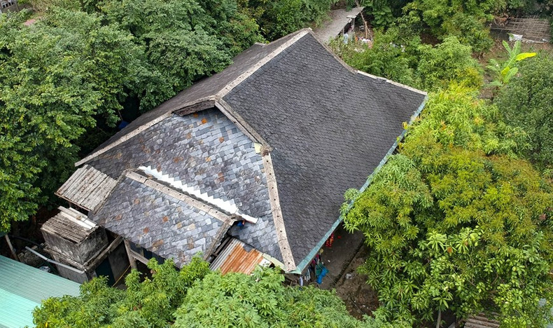Una casa sobre pilotes puede utilizar diversas piedras de colores para resaltar la belleza de su techo.