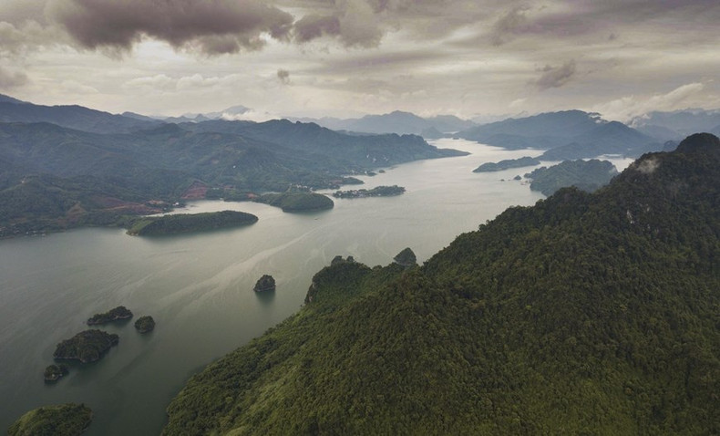 Con inversiones integrales en infraestructura vial y complejos turísticos de lujo, la bahía Ngoi Hoa en Hoa Binh promete convertirse en un destino favorito para los turistas en el futuro cercano.