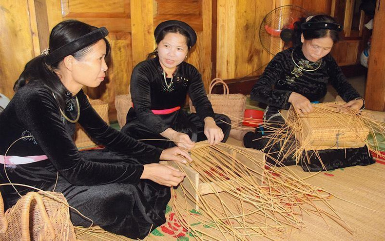 Restauración del oficio tradicional del tejido de bambú y ratán de la etnia Tay, en el distrito de Na Hang. Restauración del oficio tradicional del tejido de bambú y ratán de la etnia Tay, en el distrito de Na Hang.
