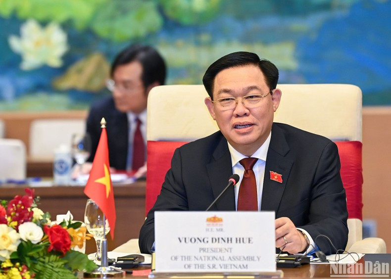 Dinh Hue habla en la cita.