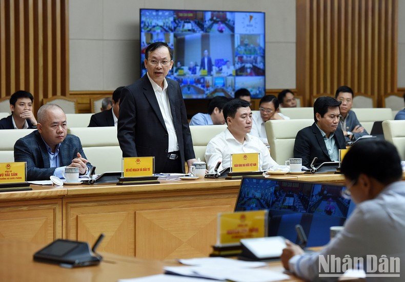 Un representante del Banco Estatal de Vietnam habla en la sesión de trabajo.