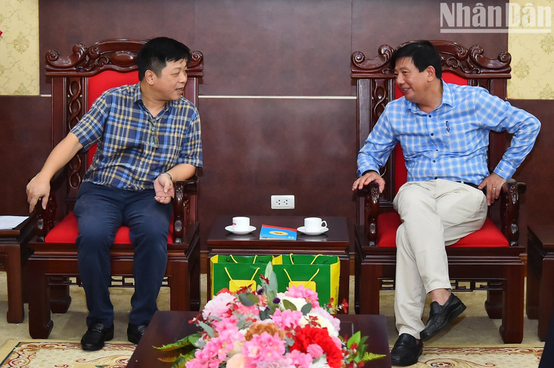 Nguyen Quang Phuc, jefe de la Comisión de Comunicación y Educación del Comité del PCV en la provincia de Hai Duong, felicita al periódico Nhan Dan Nguyen Quang Phuc, jefe de la Comisión de Comunicación y Educación del Comité del PCV en la provincia de Hai Duong, felicita al periódico Nhan Dan