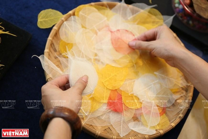 Hojas de Bodhi teñidas de diferentes colores para la elaboración de los cuadros. (Foto: VNA) Hojas de Bodhi teñidas de diferentes colores para la elaboración de los cuadros. (Foto: VNA)