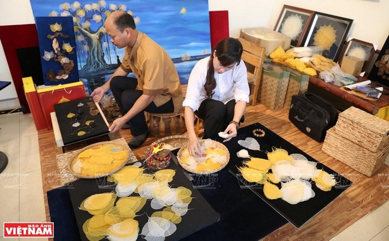 Creación de cuadros de hojas de Bodhi. (Foto: VNA) Creación de cuadros de hojas de Bodhi. (Foto: VNA)