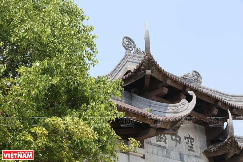 La pagoda de Bai Dinh, un famoso destino paisajístico espiritual de Ninh Binh, bajo la sombra de los antiguos árboles de Bodhi. (Foto: VNA)