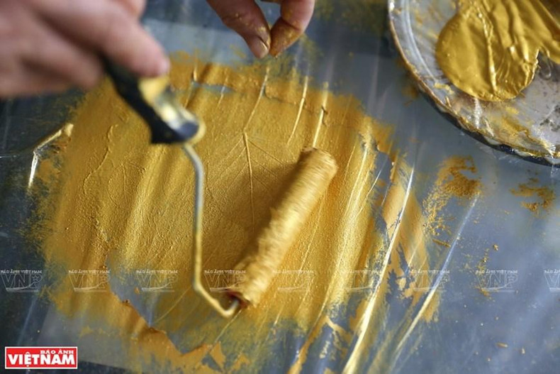 Teñido de las hojas de Bodhi. (Foto: VNA) Teñido de las hojas de Bodhi. (Foto: VNA)