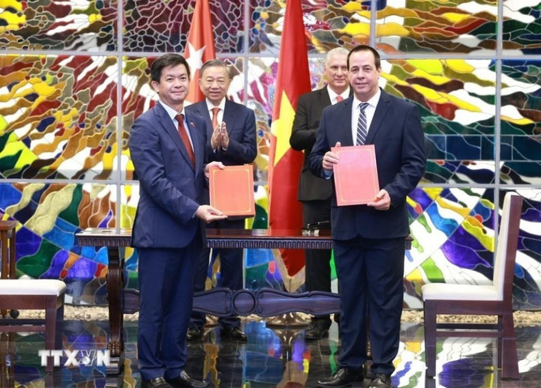 Suscriben un documento de cooperación la provincia vietnamita de Quang Tri y el Ministerio de Salud Pública de Cuba. Suscriben un documento de cooperación la provincia vietnamita de Quang Tri y el Ministerio de Salud Pública de Cuba.