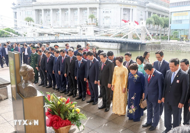 La delegación honra los grandes méritos del Héroe de la Liberación Nacional.