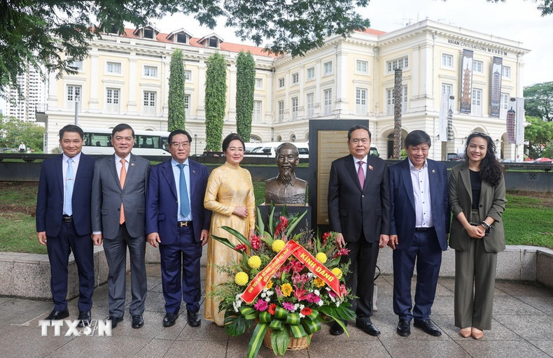 Los delegados rinden tributo al Presidente Ho Chi Minh.