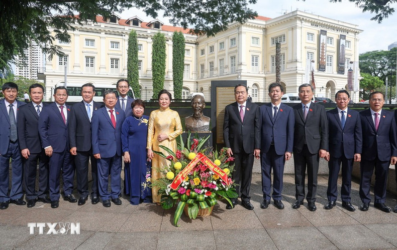 El presidente de la Asamblea Nacional Tran Thanh Man, su esposa y la delegación vietnamita ofrecen flores en memoria del Presidente Ho Chi Minh.