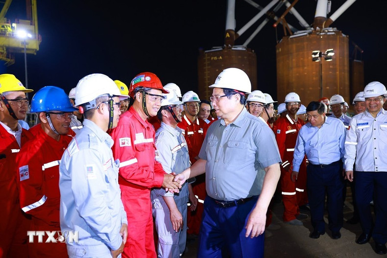 Minh Chinh con ingenieros y obreros del Centro. Minh Chinh con ingenieros y obreros del Centro.