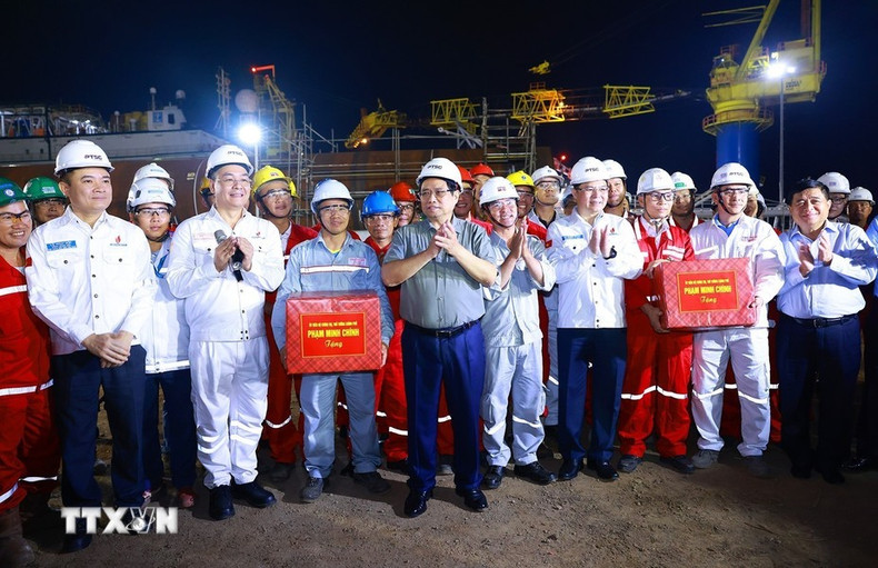 Minh Chinh entrega obsequios a los ingenieros y trabajadores del Centro. Minh Chinh entrega obsequios a los ingenieros y trabajadores del Centro.