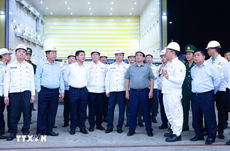 El primer ministro Pham Minh Chinh visita el Centro de Industria Energética y Servicios de Logística Portuaria de PTST. El primer ministro Pham Minh Chinh visita el Centro de Industria Energética y Servicios de Logística Portuaria de PTST.