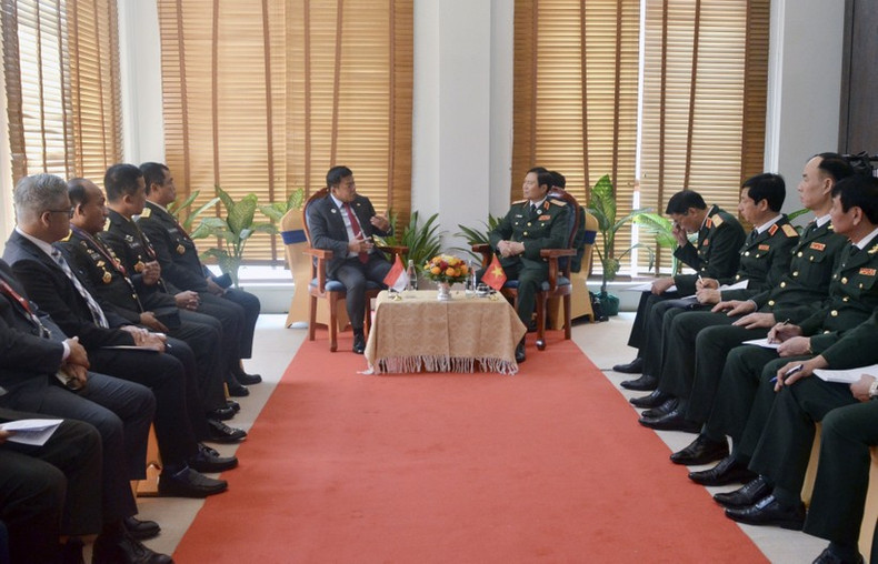 El viceministro de Defensa Nguyen Tan Cuong recibe a su homólogo indonesio, Muhammad Herindra. (Foto: VNA)