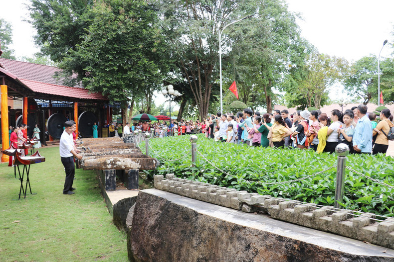 Espectadores admirando una actuación de litófono en el Área de Conservación Cultural Étnica Stieng en Bom Bo.