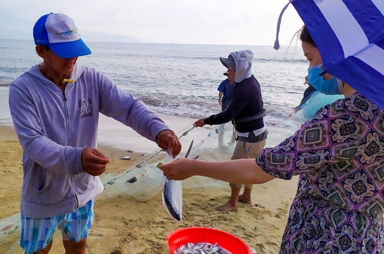 Residentes y visitantes prefieren comprar los peces recién capturados.
