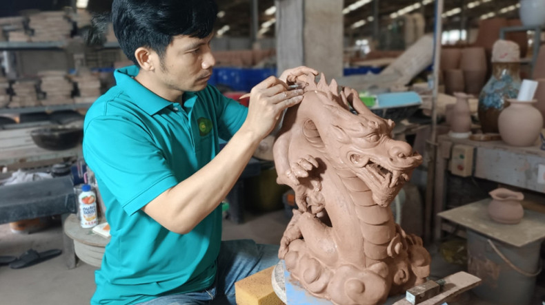 Algunos artesanos expertos dan forma, recortan y tallan mascotas de dragón.