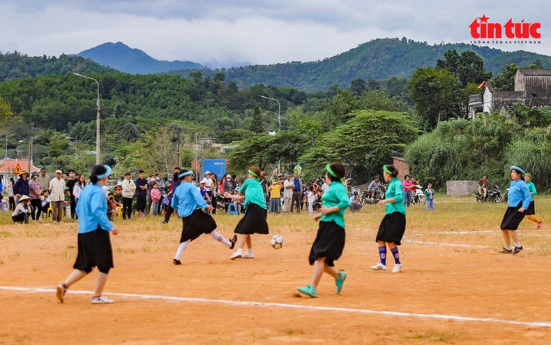 Las muchachas visten trajes típicos de la etnia San Chi en la cancha de fútbol. Las muchachas visten trajes típicos de la etnia San Chi en la cancha de fútbol.