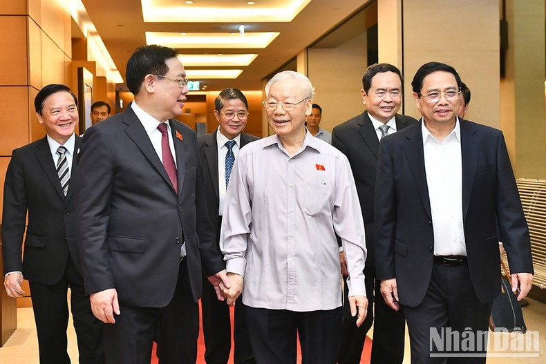 El secretario general del Partido Comunista de Vietnam, Nguyen Phu Trong, el primer ministro, Pham Minh Chinh, el presidente de la Asamblea Nacional, Vuong Dinh Hue, y los vicepresidentes legislativos asistentes a la reunión.