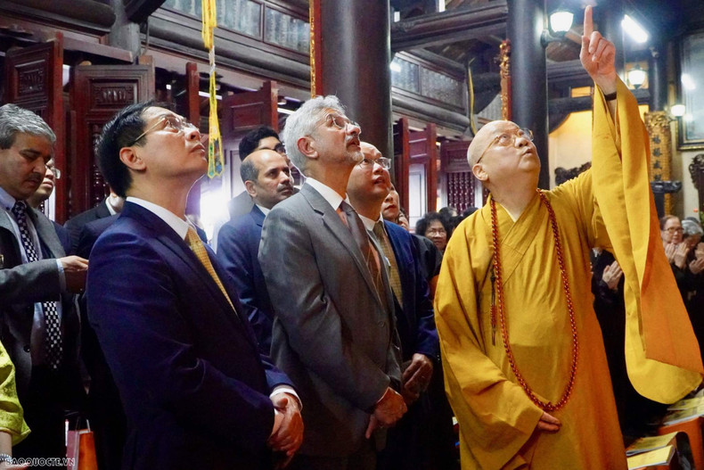 Ambos ministros ofrecieron incienso en la pagoda Tran Quoc.