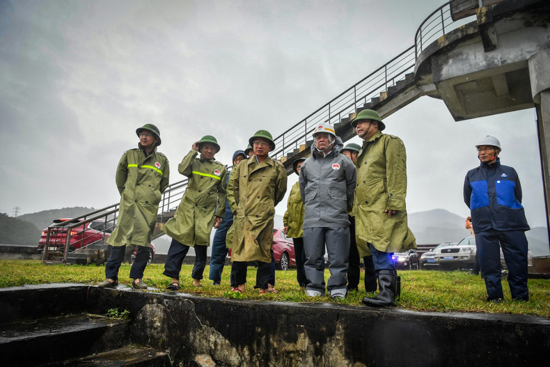 A las 8, el ministro Le Minh Hoan en el lago Yen Lap de la ciudad de Quang Yen. A las 8, el ministro Le Minh Hoan en el lago Yen Lap de la ciudad de Quang Yen.